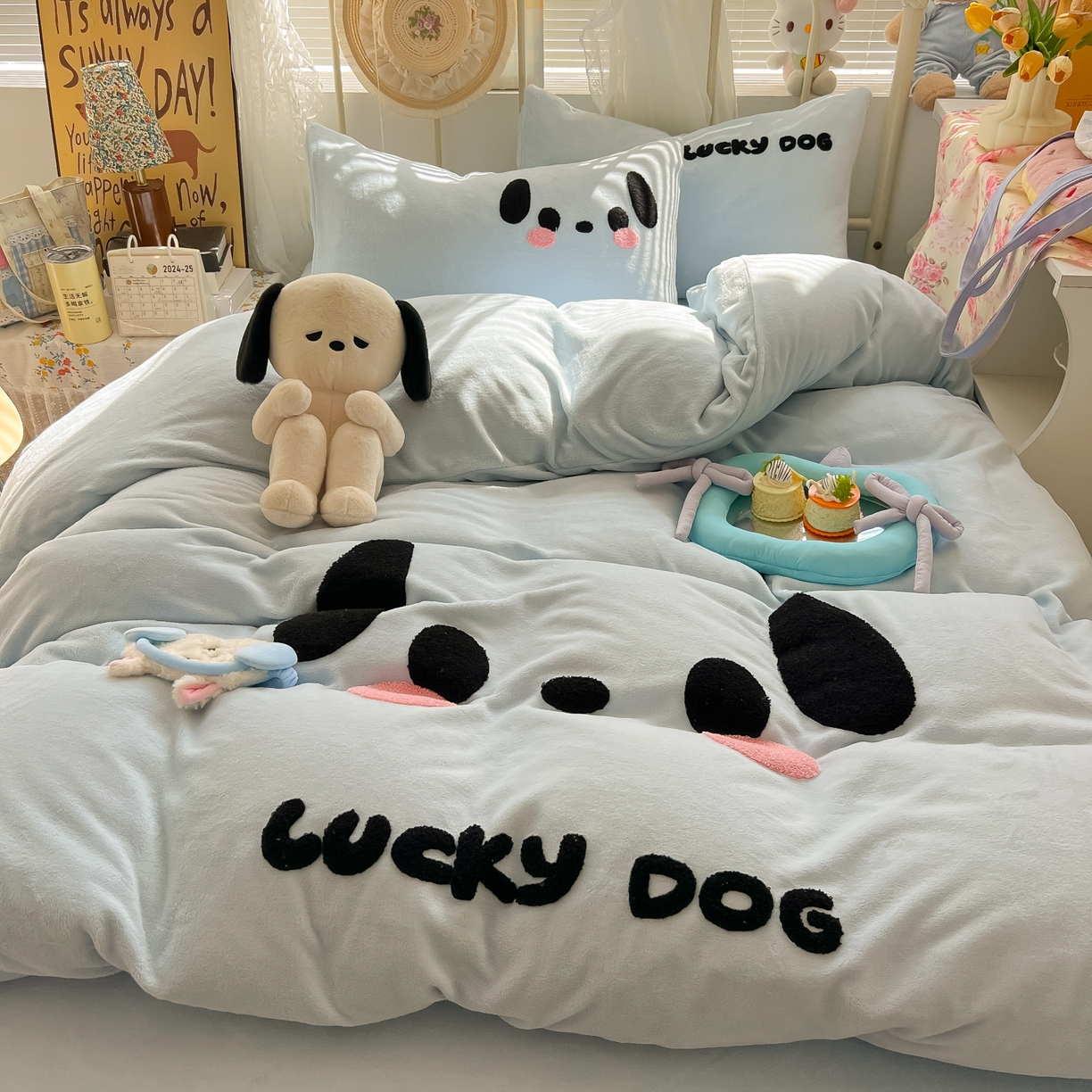 91家纺网 家纺一手货源 找家纺 韩都家居 2025新款高克重萌系牛奶绒毛巾绣四件套 帕帕狗