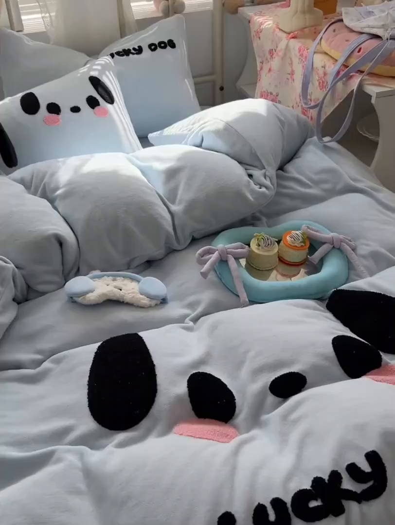 91家纺网 家纺一手货源 找家纺 韩都家居 2025新款高克重萌系牛奶绒毛巾绣四件套 帕帕狗