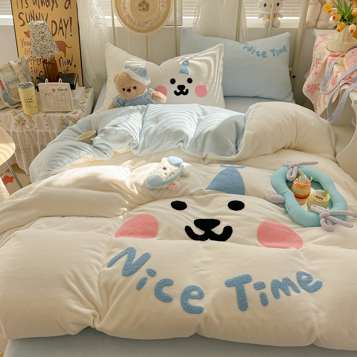 91家纺网 家纺一手货源 找家纺 韩都家居 2025新款高克重萌系牛奶绒毛巾绣四件套 欢乐仔仔