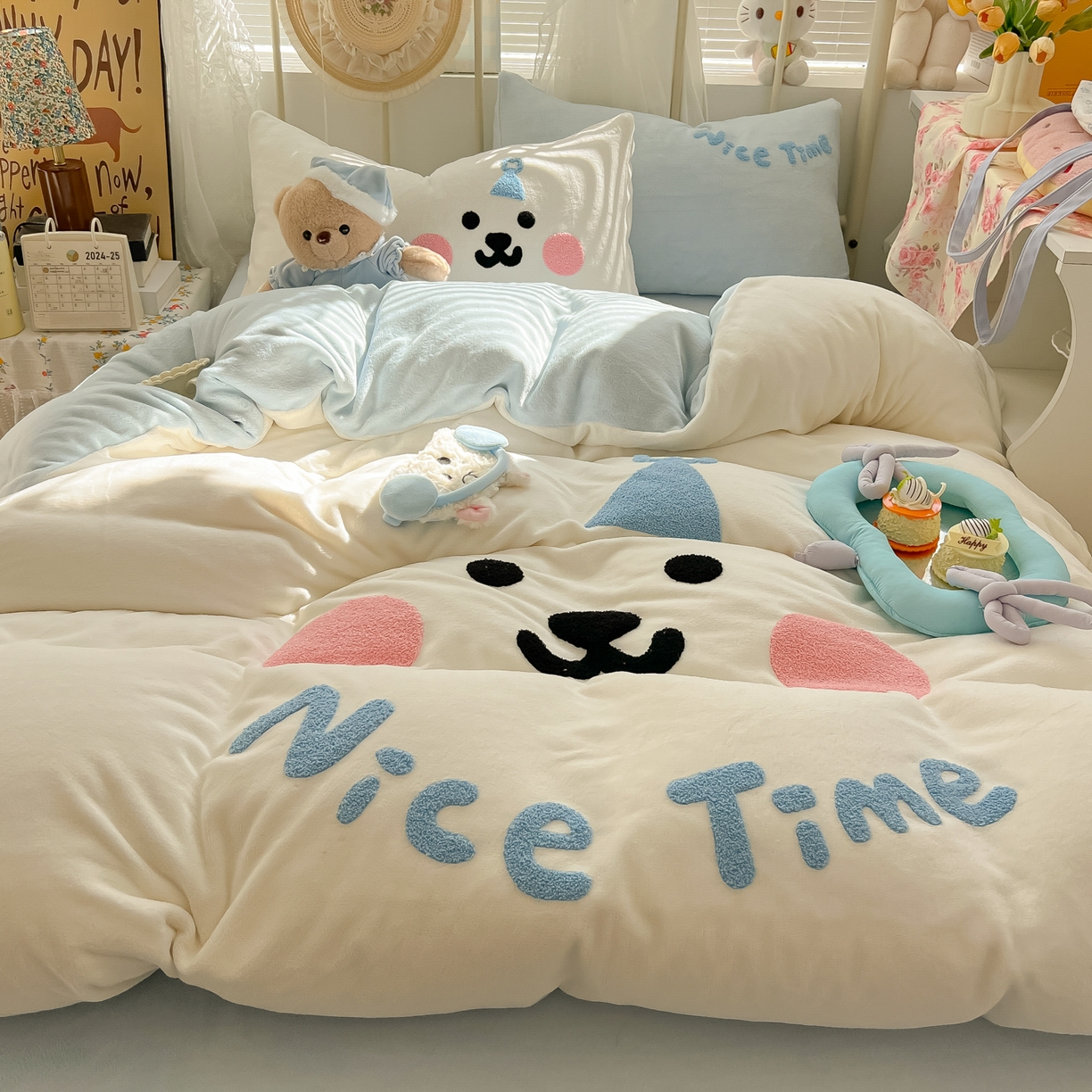 91家纺网 家纺一手货源 找家纺 韩都家居 2025新款高克重萌系牛奶绒毛巾绣四件套 欢乐仔仔