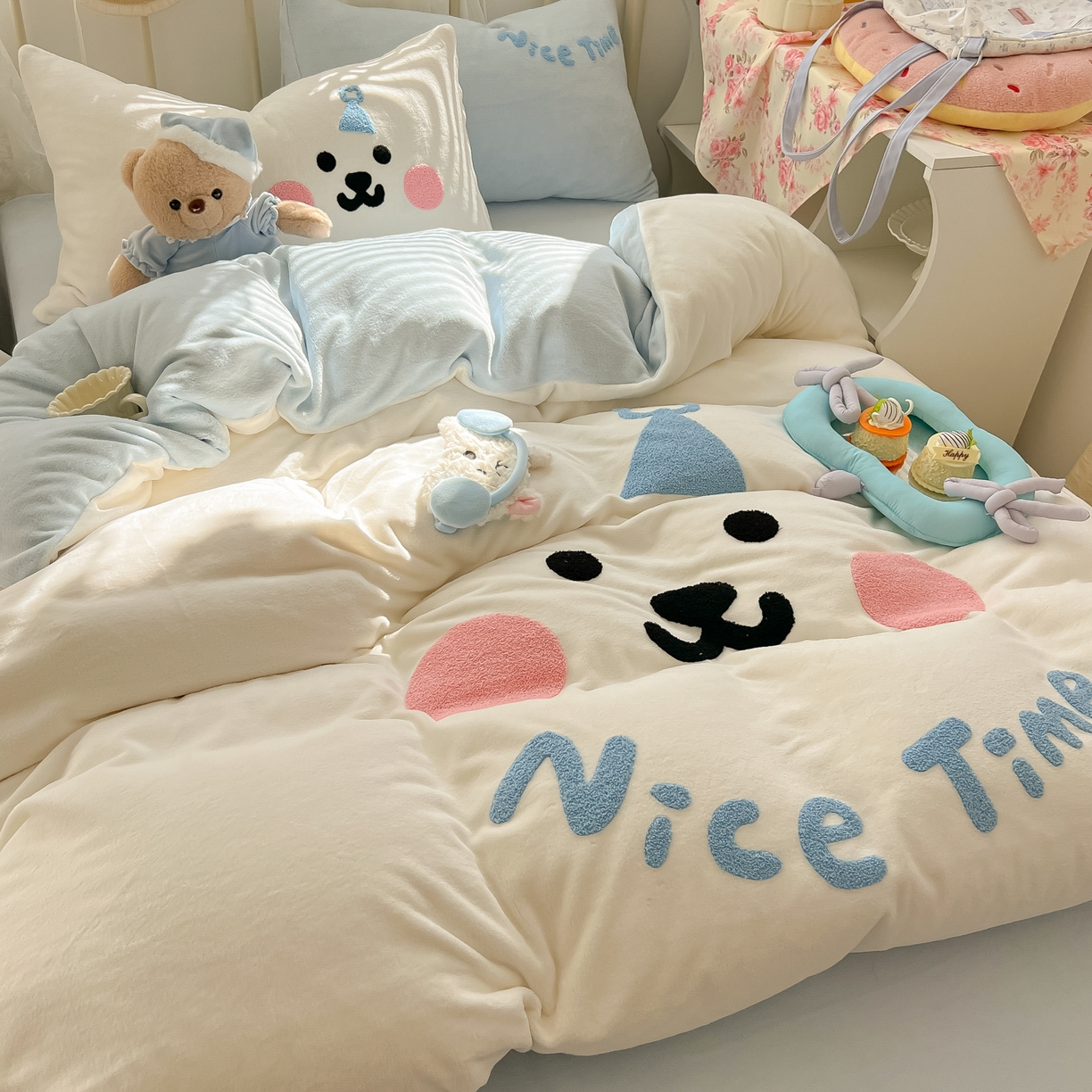 91家纺网 家纺一手货源 找家纺 韩都家居 2025新款高克重萌系牛奶绒毛巾绣四件套 欢乐仔仔