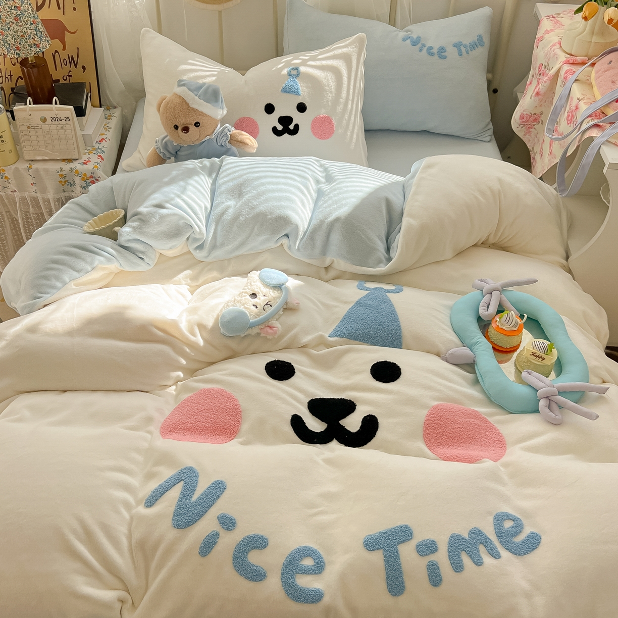 91家纺网 家纺一手货源 找家纺 韩都家居 2025新款高克重萌系牛奶绒毛巾绣四件套 欢乐仔仔