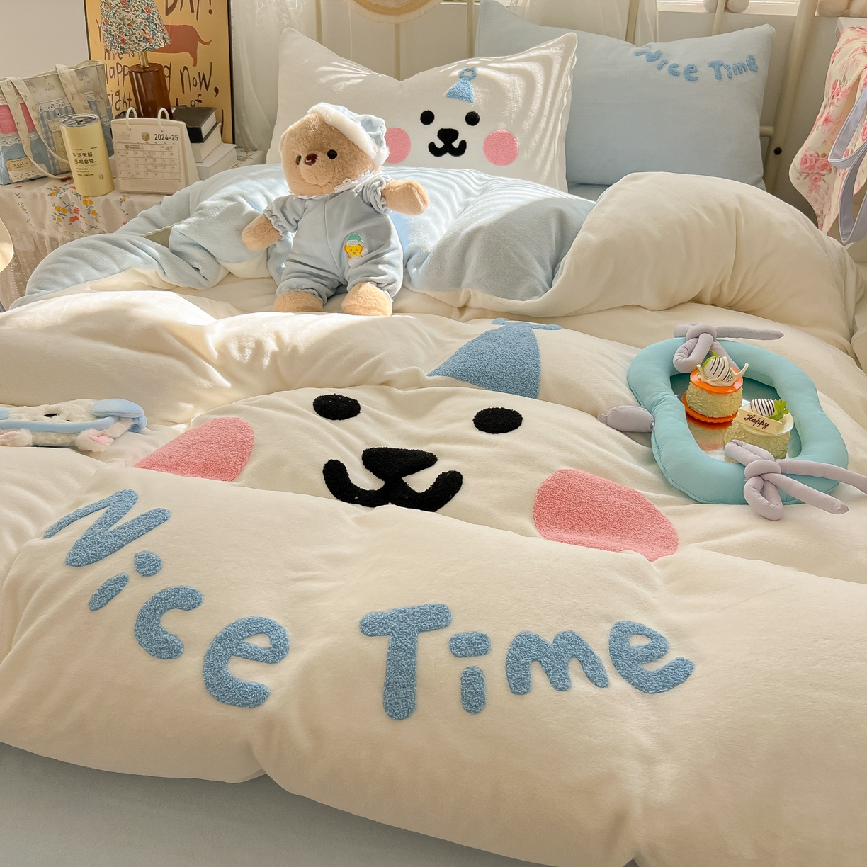 91家纺网 家纺一手货源 找家纺 韩都家居 2025新款高克重萌系牛奶绒毛巾绣四件套 欢乐仔仔