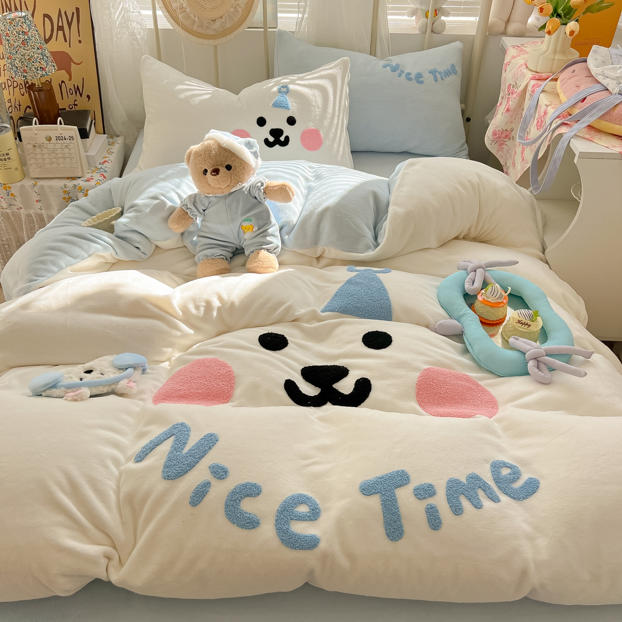 91家纺网 家纺一手货源 找家纺 韩都家居 2025新款高克重萌系牛奶绒毛巾绣四件套 欢乐仔仔