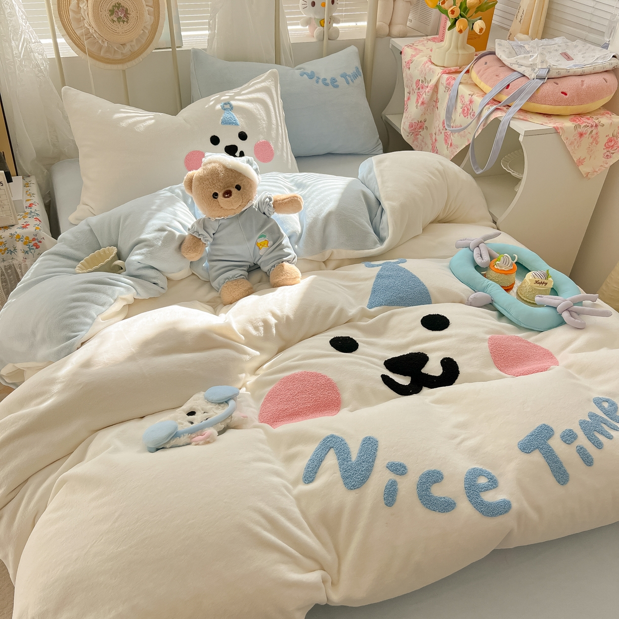 91家纺网 家纺一手货源 找家纺 韩都家居 2025新款高克重萌系牛奶绒毛巾绣四件套 欢乐仔仔