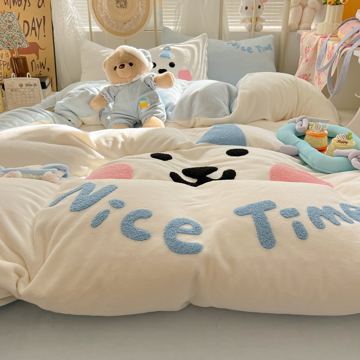 91家纺网 家纺一手货源 找家纺 韩都家居 2025新款高克重萌系牛奶绒毛巾绣四件套 欢乐仔仔