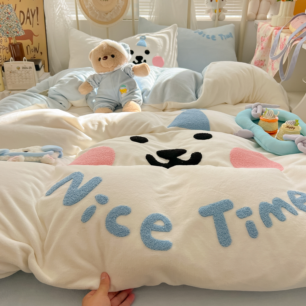 91家纺网 家纺一手货源 找家纺 韩都家居 2025新款高克重萌系牛奶绒毛巾绣四件套 欢乐仔仔