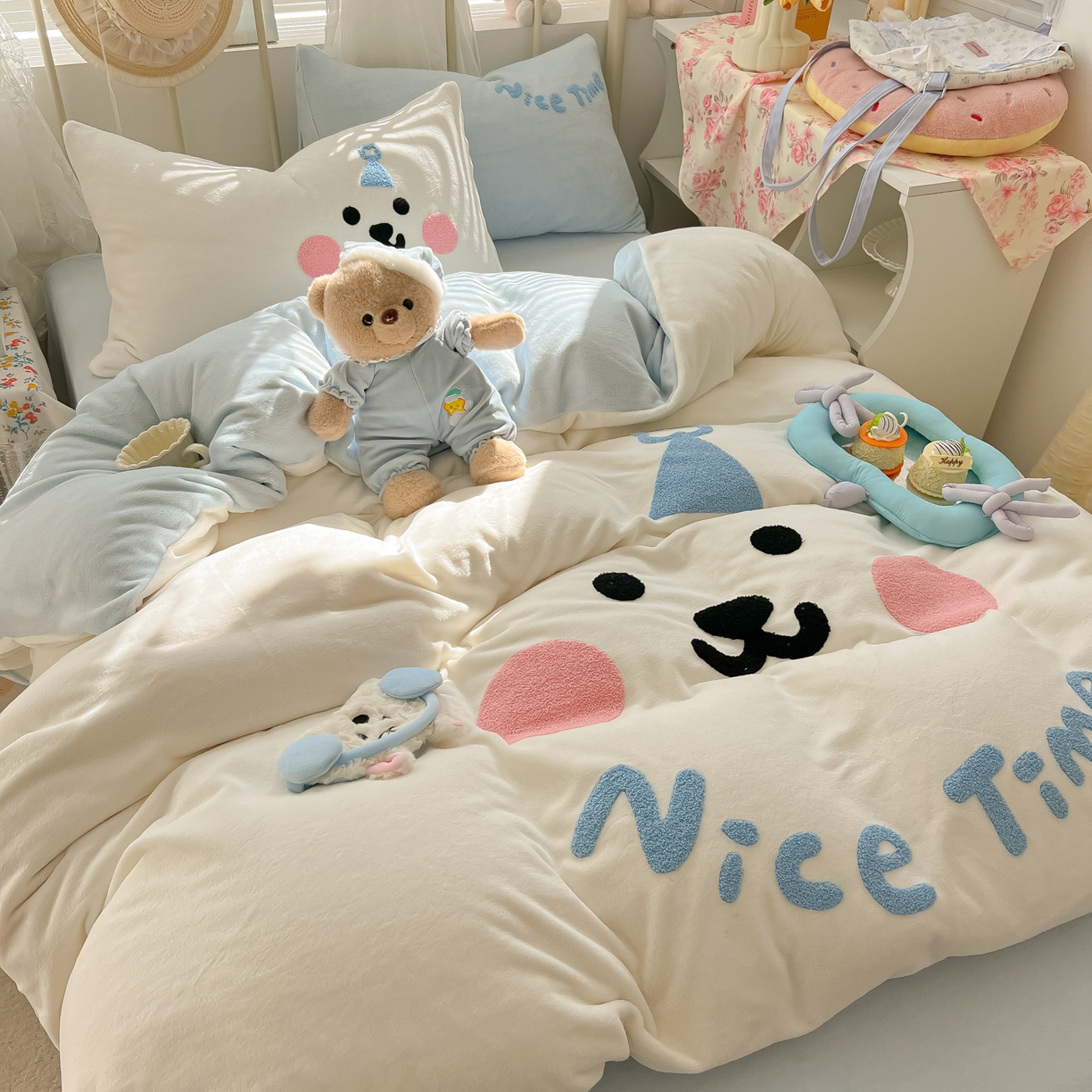 91家纺网 家纺一手货源 找家纺 韩都家居 2025新款高克重萌系牛奶绒毛巾绣四件套 欢乐仔仔