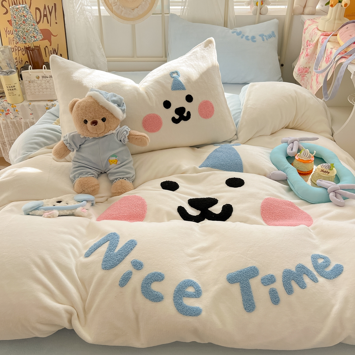 91家纺网 家纺一手货源 找家纺 韩都家居 2025新款高克重萌系牛奶绒毛巾绣四件套 欢乐仔仔
