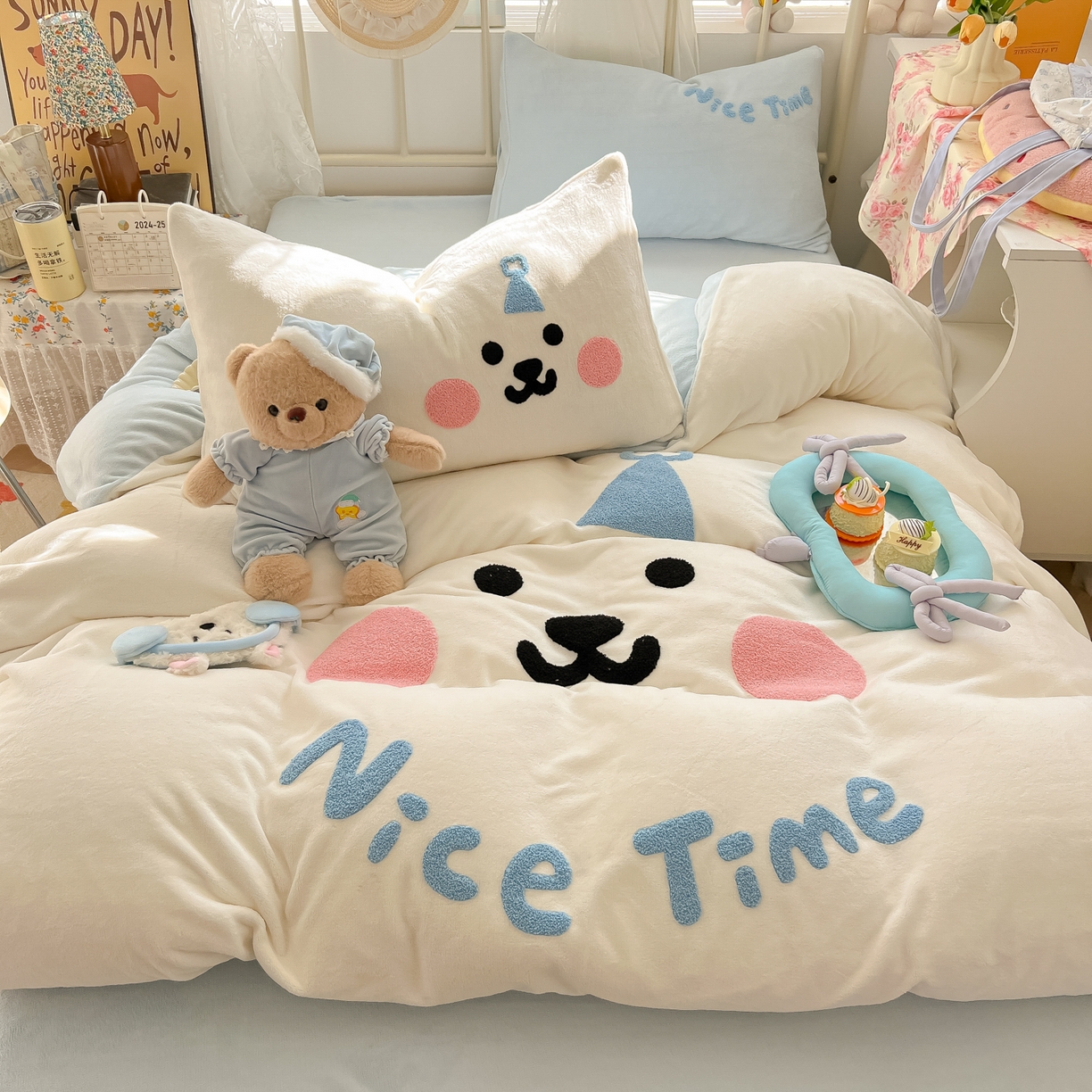 91家纺网 家纺一手货源 找家纺 韩都家居 2025新款高克重萌系牛奶绒毛巾绣四件套 欢乐仔仔
