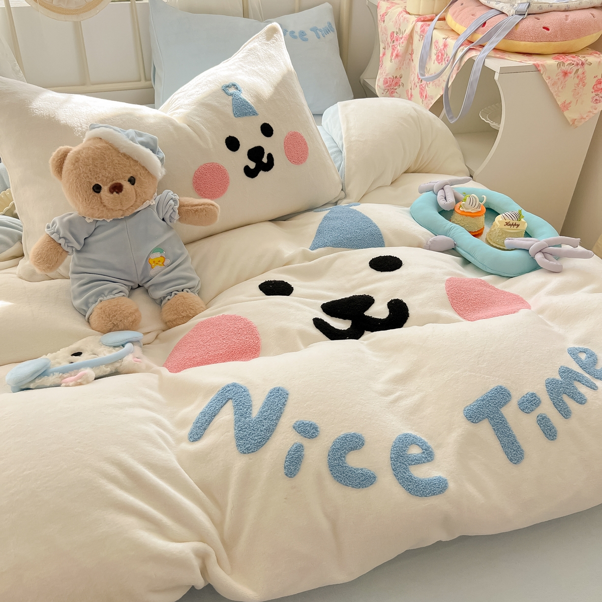 91家纺网 家纺一手货源 找家纺 韩都家居 2025新款高克重萌系牛奶绒毛巾绣四件套 欢乐仔仔