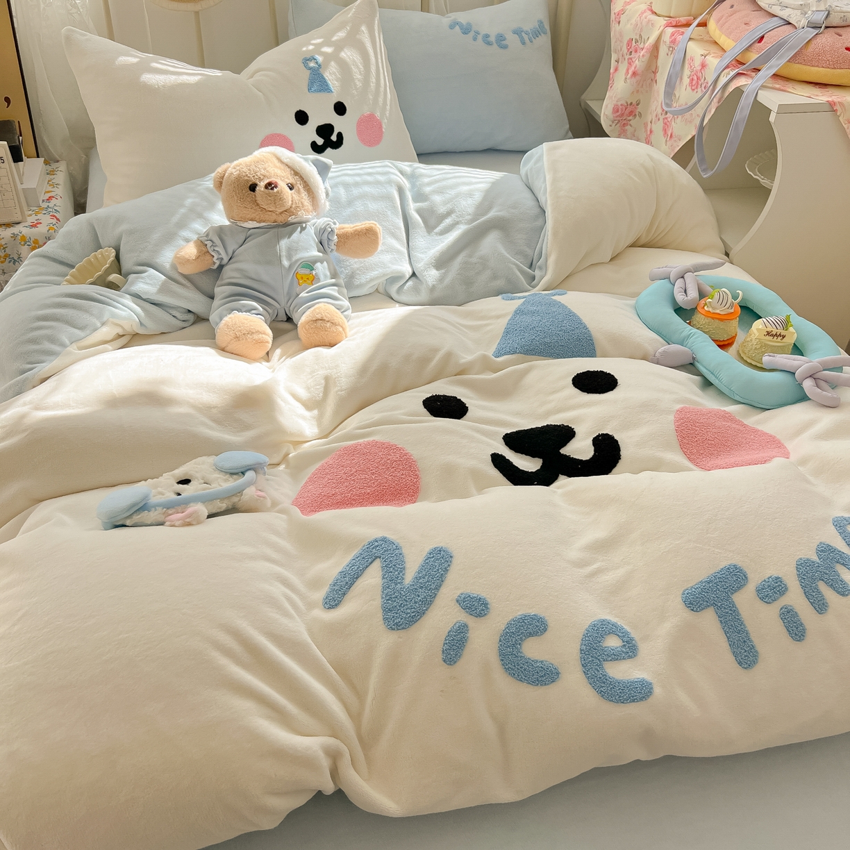 91家纺网 家纺一手货源 找家纺 韩都家居 2025新款高克重萌系牛奶绒毛巾绣四件套 欢乐仔仔