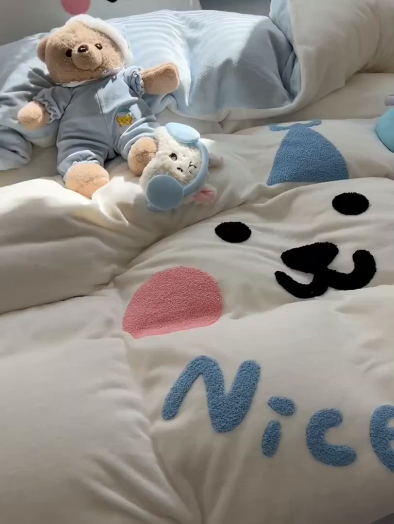 91家纺网 家纺一手货源 找家纺 韩都家居 2025新款高克重萌系牛奶绒毛巾绣四件套 欢乐仔仔