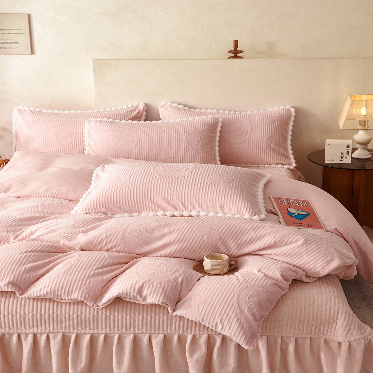 91家纺网 家纺一手货源 找家纺 （总）乐野家居 2025秋冬新款消光立体雕花A类高克重牛奶绒四件套-香榭丽舍系列