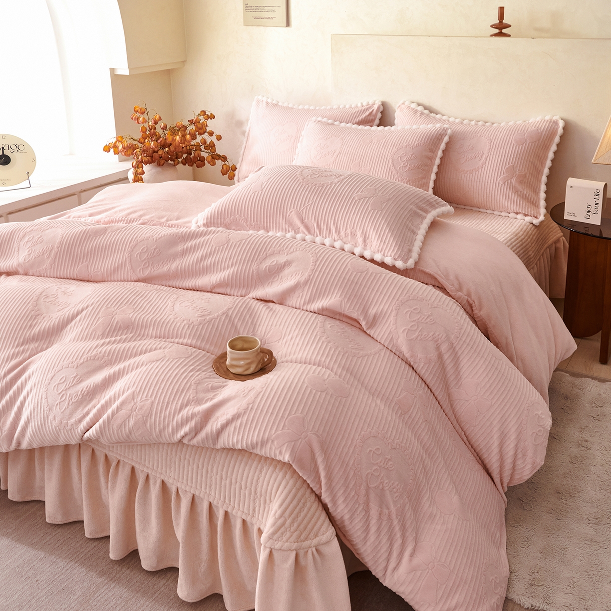 91家纺网 家纺一手货源 找家纺 乐野家居 2025秋冬新款消光立体雕花A类高克重牛奶绒四件套-香榭丽舍系列 香榭丽舍-粉