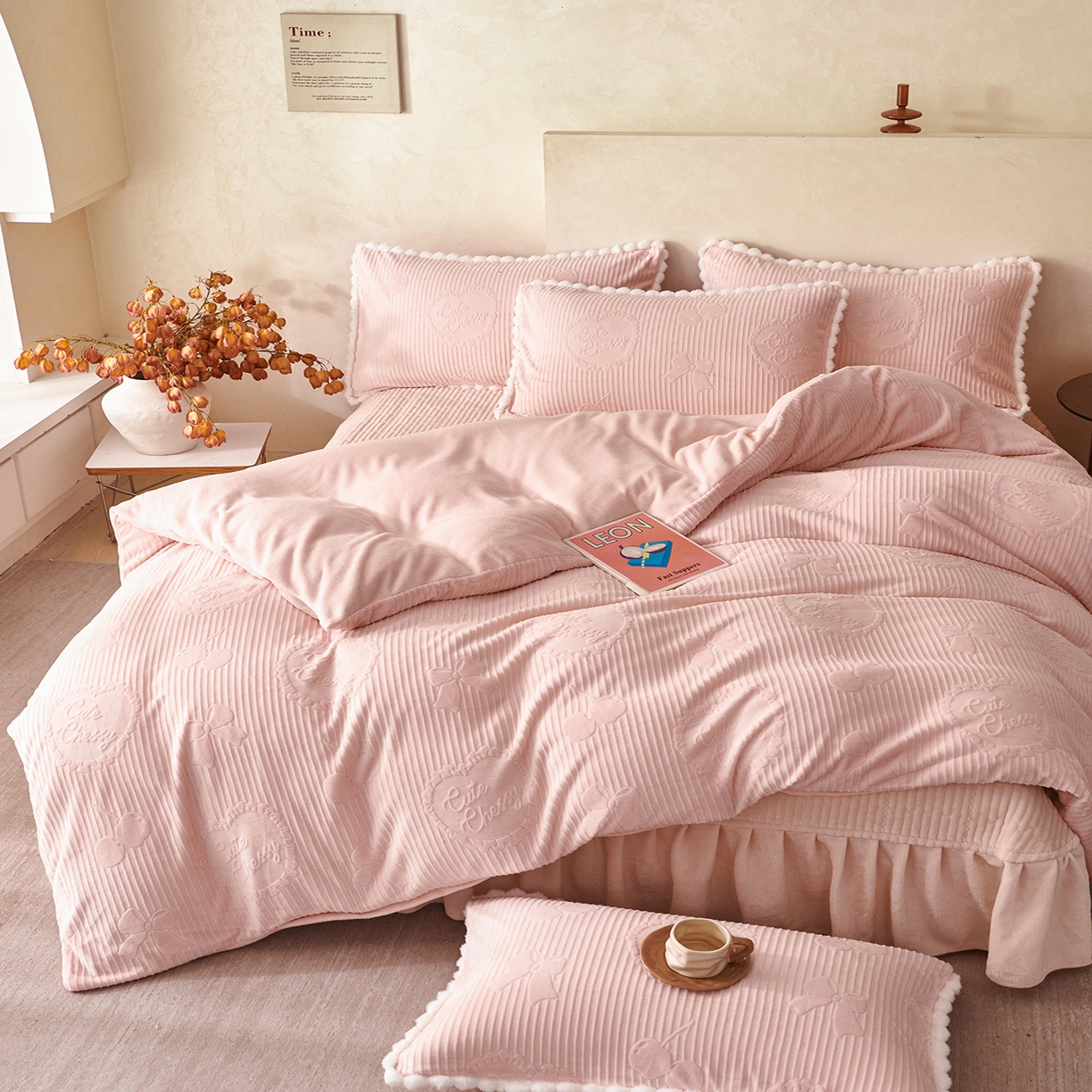 91家纺网 家纺一手货源 找家纺 （总）乐野家居 2025秋冬新款消光立体雕花A类高克重牛奶绒四件套-香榭丽舍系列