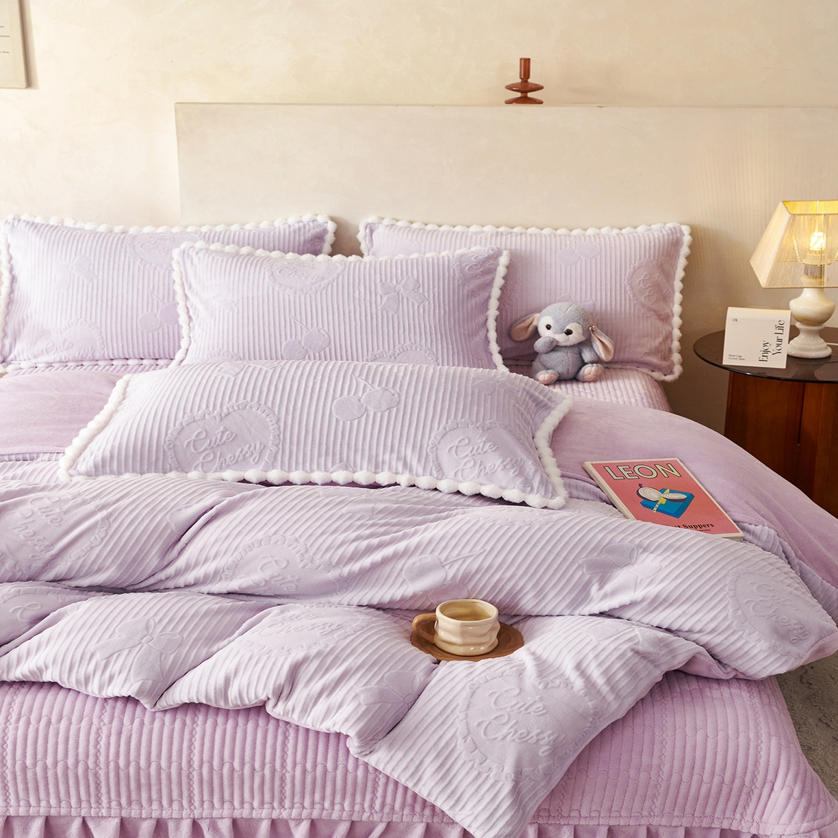 91家纺网 家纺一手货源 找家纺 乐野家居 2025秋冬新款消光立体雕花A类高克重牛奶绒四件套-香榭丽舍系列 香榭丽舍-紫