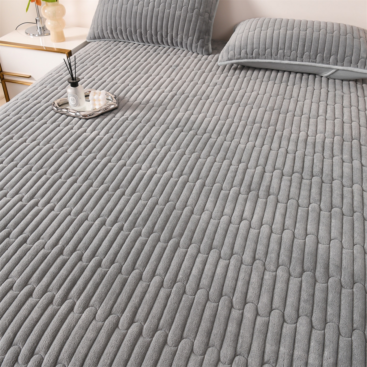 91家纺网 家纺一手货源 找家纺 云木里 2025新款冬季230克牛奶绒六面全包单床笠床笠单件单品床笠和煦春风 和煦春风-象灰