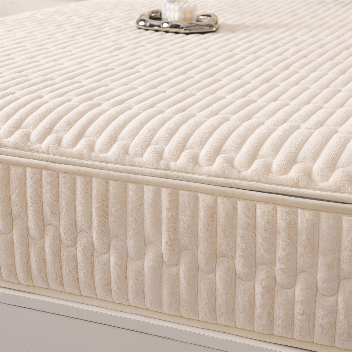 91家纺网 家纺一手货源 找家纺 云木里 2025新款冬季230克牛奶绒六面全包单床笠床笠单件单品床笠和煦春风 和煦春风-杏仁米