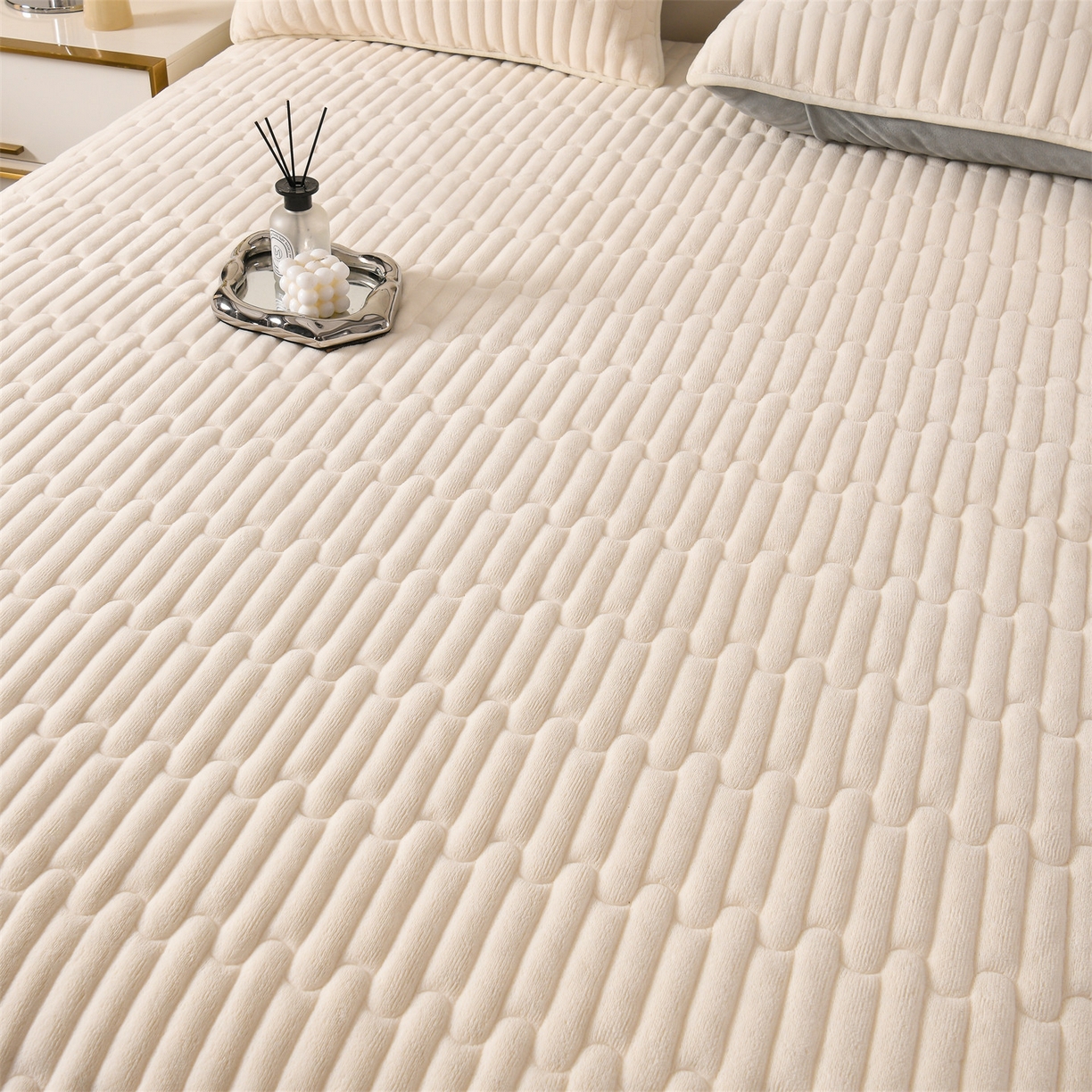 91家纺网 家纺一手货源 找家纺 云木里 2025新款冬季230克牛奶绒六面全包单床笠床笠单件单品床笠和煦春风 和煦春风-杏仁米