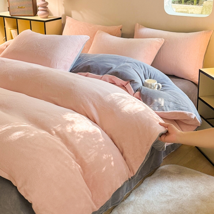 91家纺网 家纺一手货源 找家纺 王朝国际 2026新款高克重牛奶绒印花四件套 粉雾灰