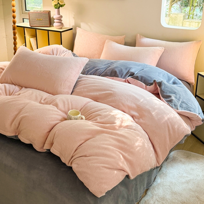 91家纺网 家纺一手货源 找家纺 王朝国际 2026新款高克重牛奶绒印花四件套 粉雾灰