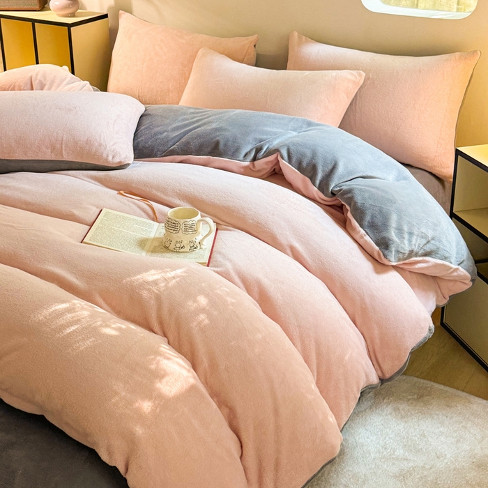 91家纺网 家纺一手货源 找家纺 王朝国际 2026新款高克重牛奶绒印花四件套 粉雾灰