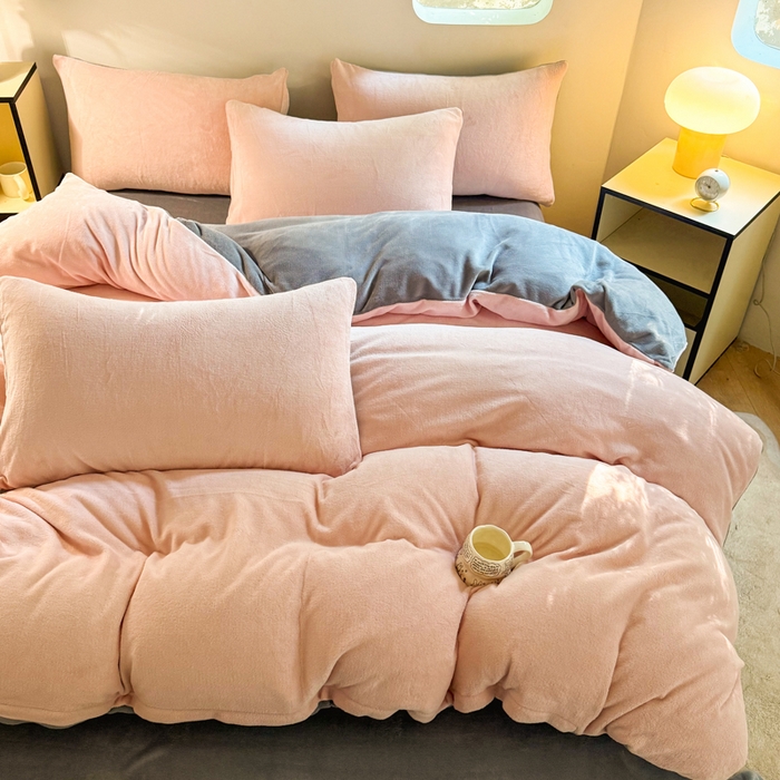 91家纺网 家纺一手货源 找家纺 王朝国际 2026新款高克重牛奶绒印花四件套 粉雾灰