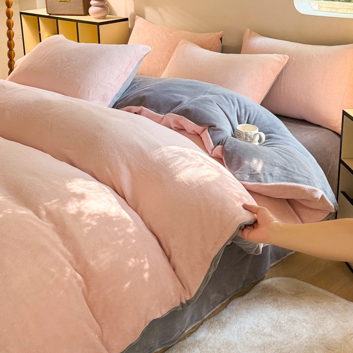 91家纺网 家纺一手货源 找家纺 王朝国际 2026新款高克重牛奶绒印花四件套 粉雾灰