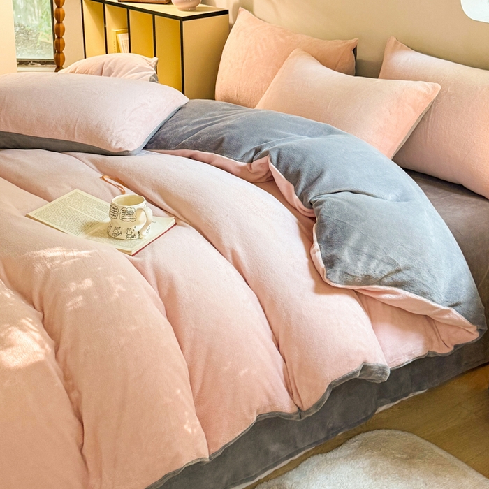 91家纺网 家纺一手货源 找家纺 王朝国际 2026新款高克重牛奶绒印花四件套 粉雾灰