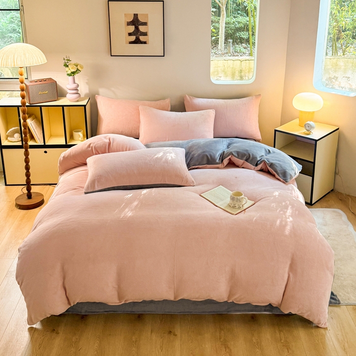 91家纺网 家纺一手货源 找家纺 王朝国际 2026新款高克重牛奶绒印花四件套 粉雾灰