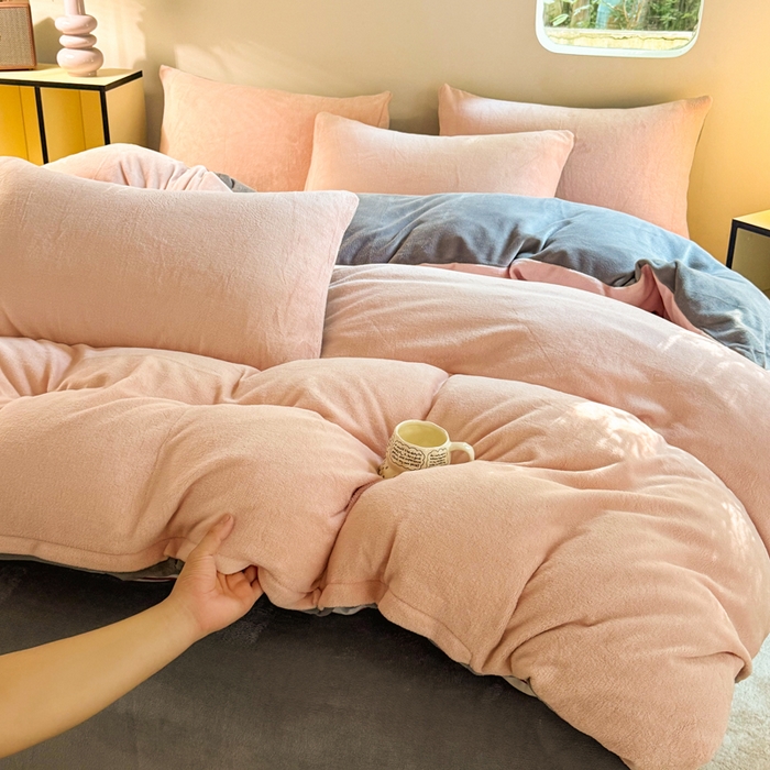 91家纺网 家纺一手货源 找家纺 王朝国际 2026新款高克重牛奶绒印花四件套 粉雾灰