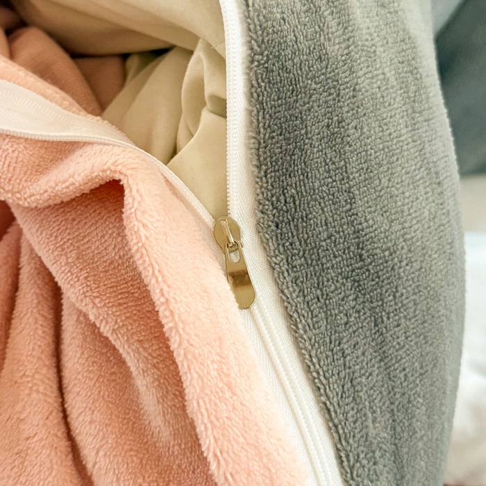 91家纺网 家纺一手货源 找家纺 王朝国际 2026新款高克重牛奶绒印花四件套 粉雾灰