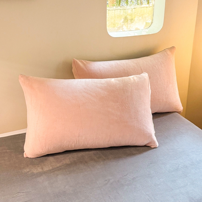 91家纺网 家纺一手货源 找家纺 王朝国际 2026新款高克重牛奶绒印花四件套 粉雾灰