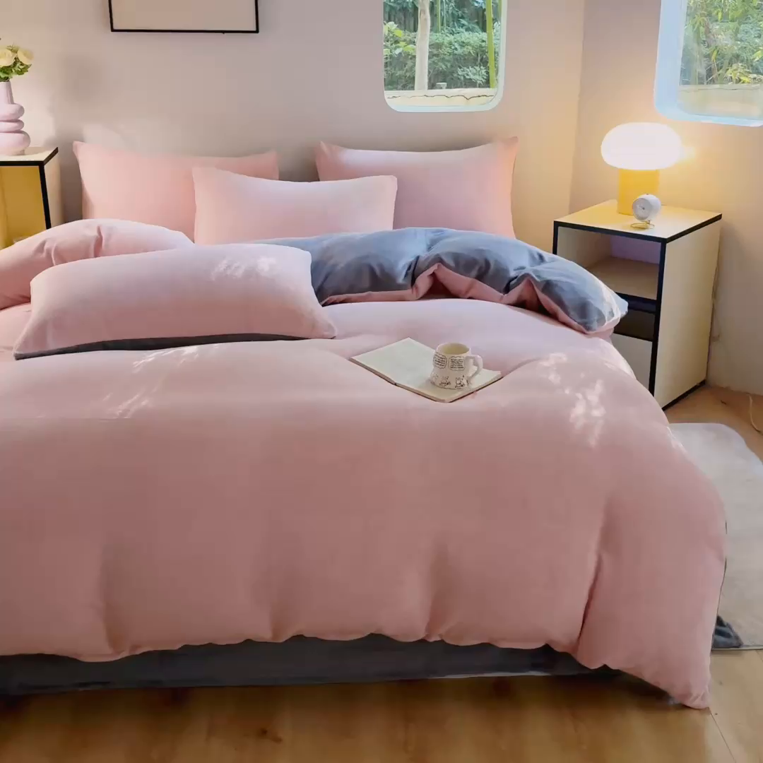 91家纺网 家纺一手货源 找家纺 王朝国际 2026新款高克重牛奶绒印花四件套 粉雾灰