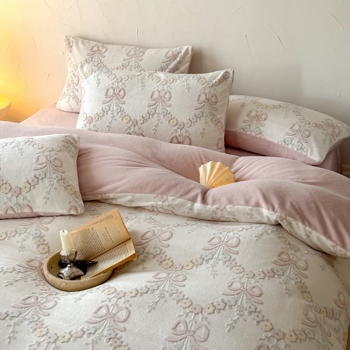 91家纺网 家纺一手货源 找家纺 FORTWO家纺原创设计（FOR TWO家纺） 2025新款烂花小清新牛奶绒绒可爱印花暗合款四件套 织梦