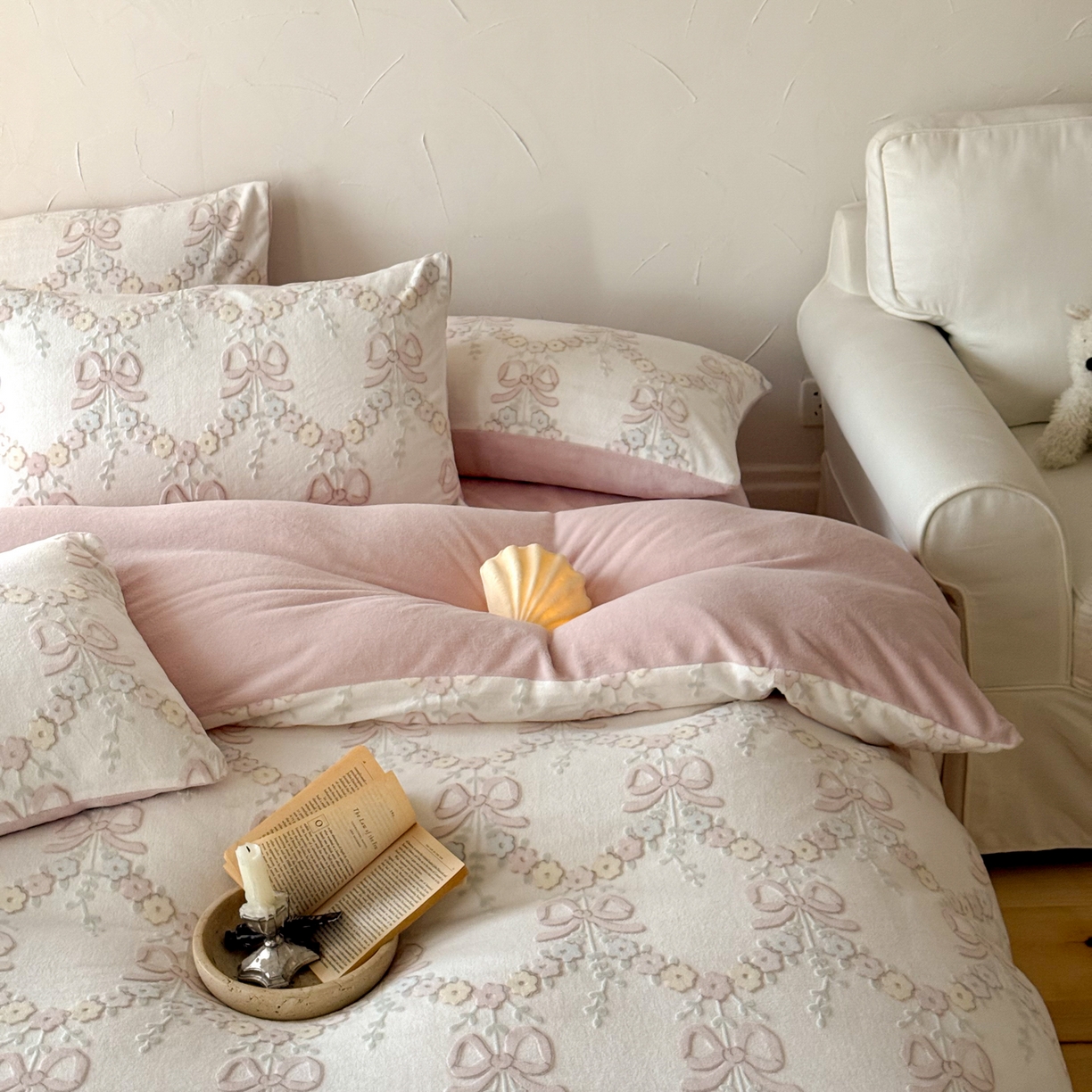 91家纺网 家纺一手货源 找家纺 FORTWO家纺原创设计（FOR TWO家纺） 2025新款烂花小清新牛奶绒绒可爱印花暗合款四件套 织梦