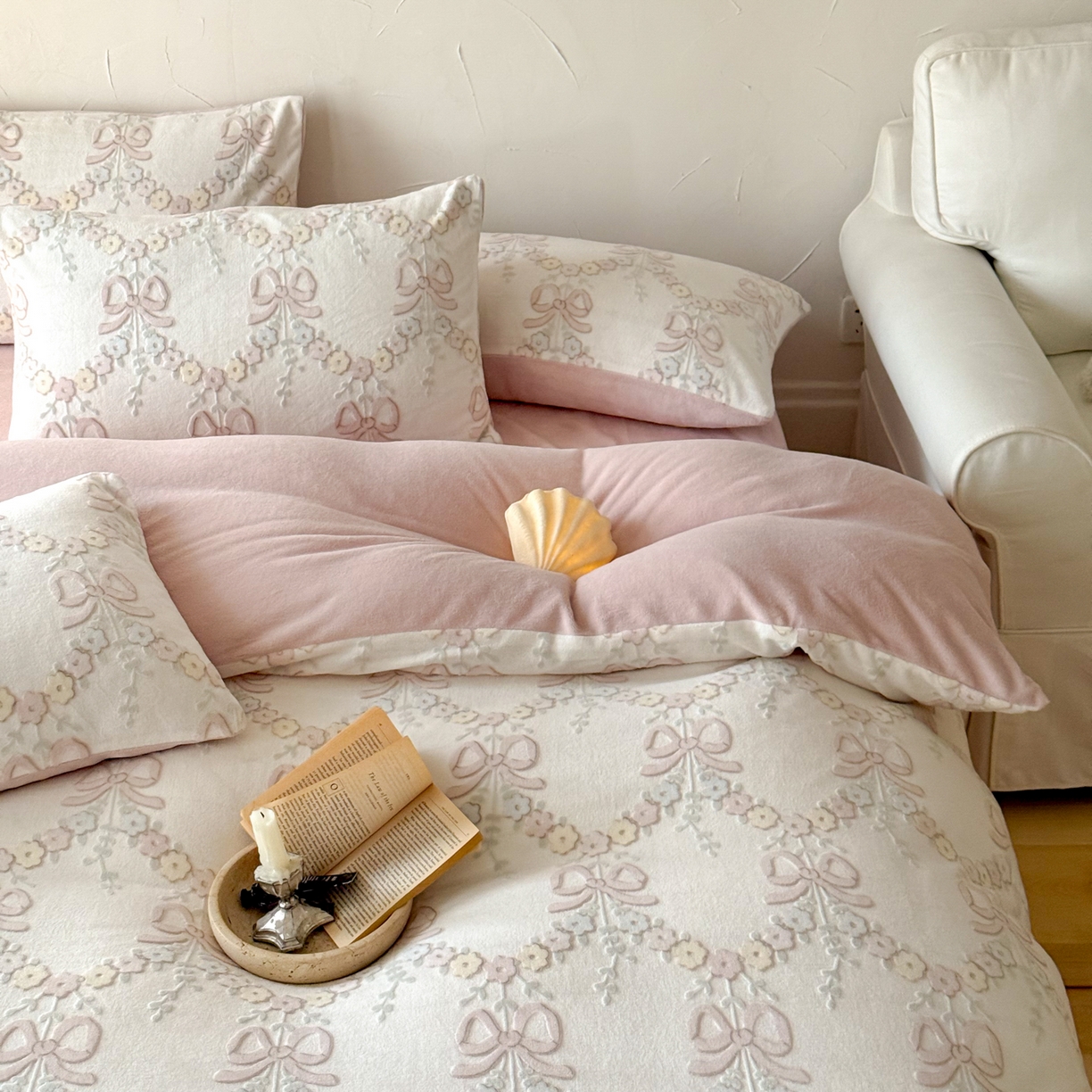 91家纺网 家纺一手货源 找家纺 FORTWO家纺原创设计（FOR TWO家纺） 2025新款烂花小清新牛奶绒绒可爱印花暗合款四件套 织梦