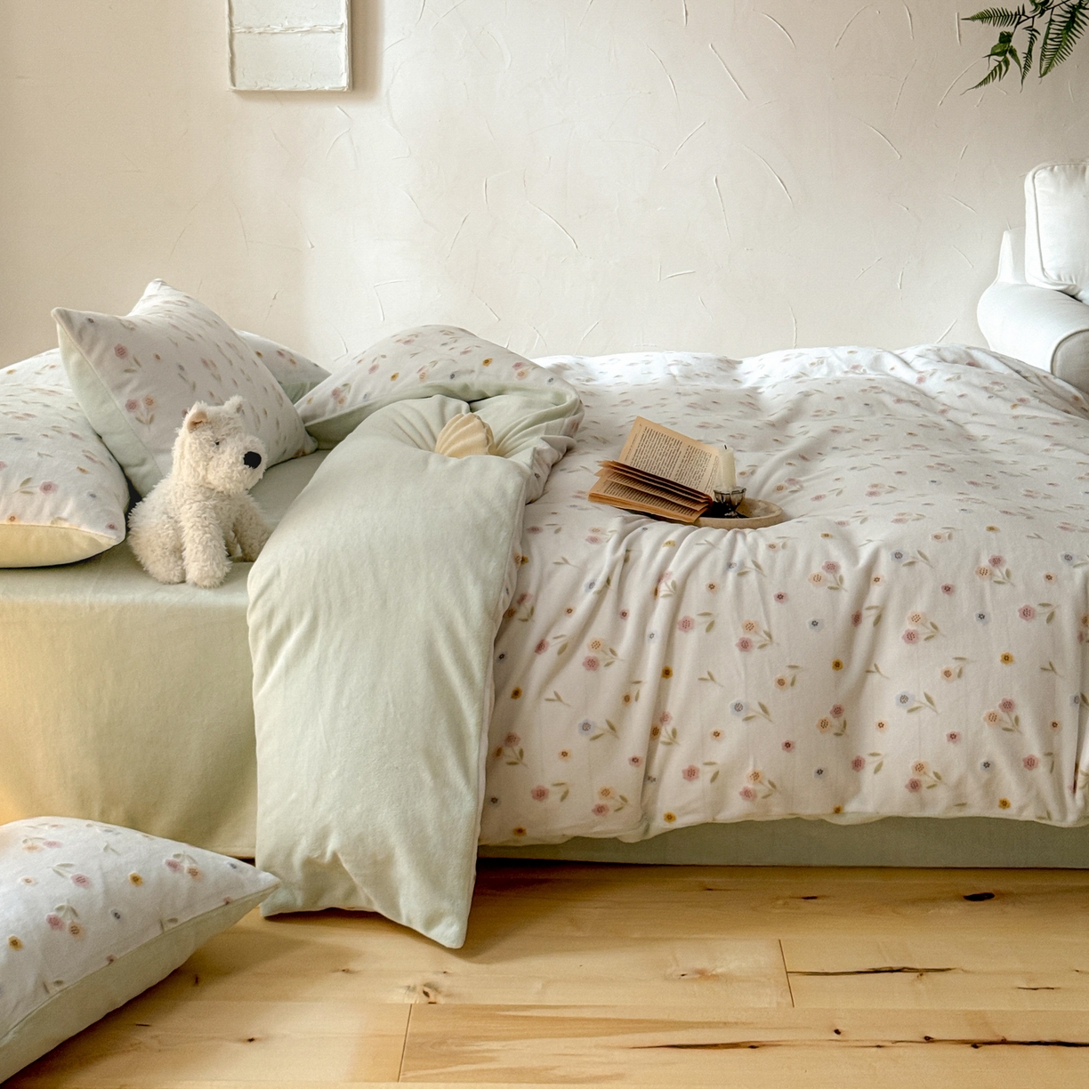 91家纺网 家纺一手货源 找家纺 （总）FORTWO家纺原创设计（FOR TWO家纺） 2025新款烂花小清新牛奶绒绒可爱印花暗合款四件套