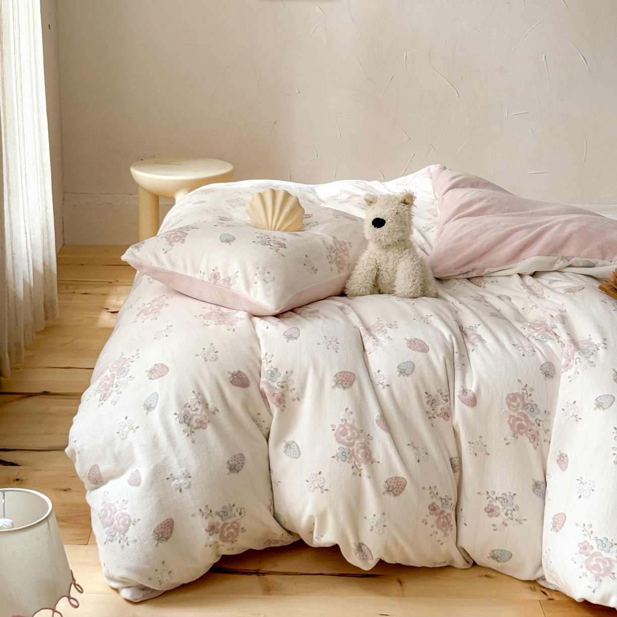 91家纺网 家纺一手货源 找家纺 FORTWO家纺原创设计（FOR TWO家纺） 2025新款烂花小清新牛奶绒绒可爱印花暗合款四件套 莓花坞