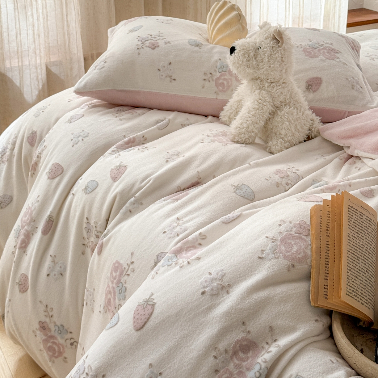 91家纺网 家纺一手货源 找家纺 FORTWO家纺原创设计（FOR TWO家纺） 2025新款烂花小清新牛奶绒绒可爱印花暗合款四件套 莓花坞