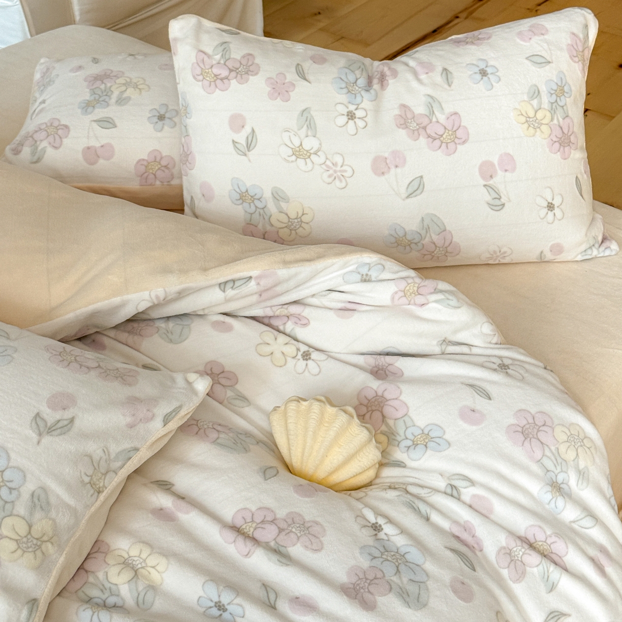 91家纺网 家纺一手货源 找家纺 FORTWO家纺原创设计（FOR TWO家纺） 2025新款烂花小清新牛奶绒绒可爱印花暗合款四件套 花漾眠