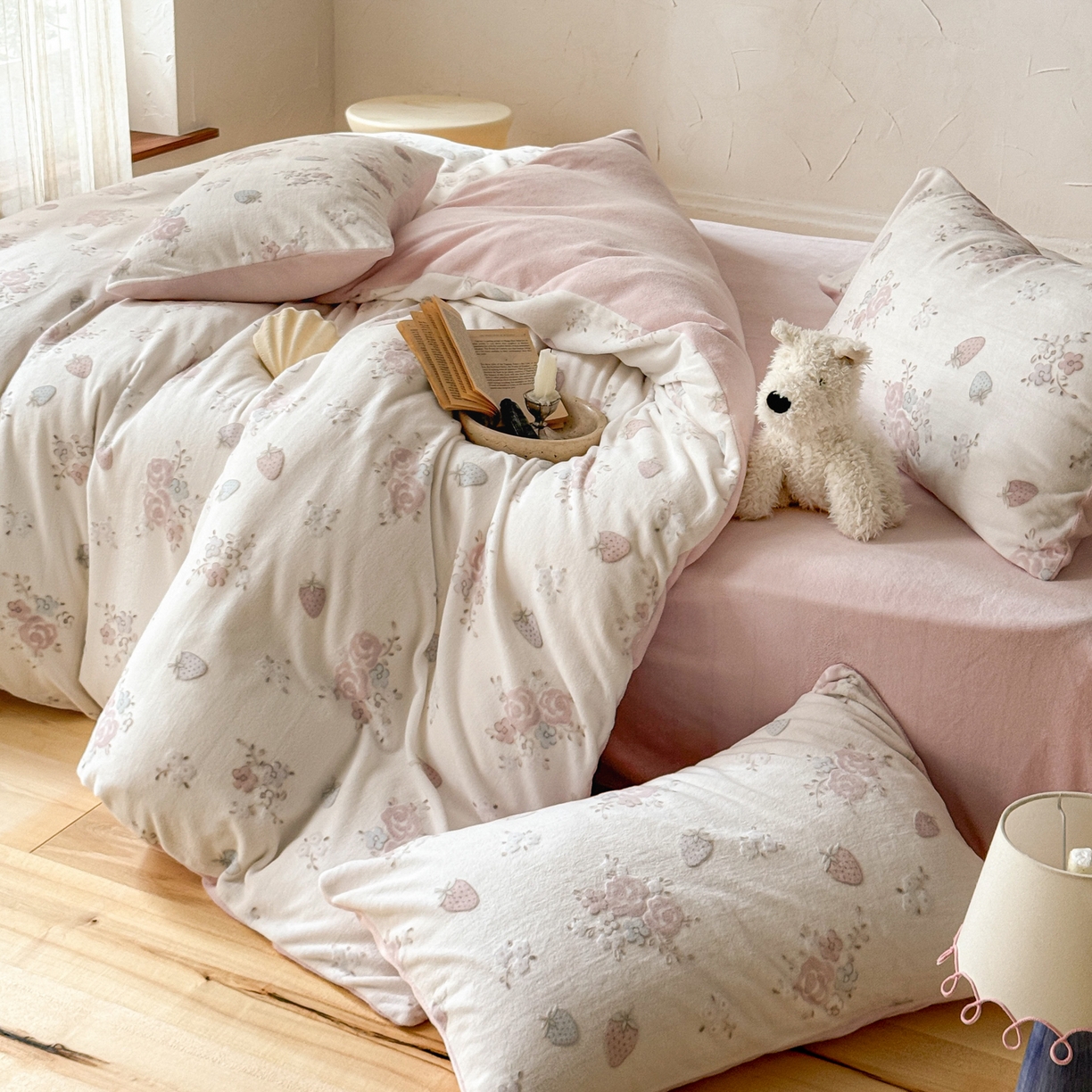 91家纺网 家纺一手货源 找家纺 FORTWO家纺原创设计（FOR TWO家纺） 2025新款烂花小清新牛奶绒绒可爱印花暗合款四件套 莓花坞