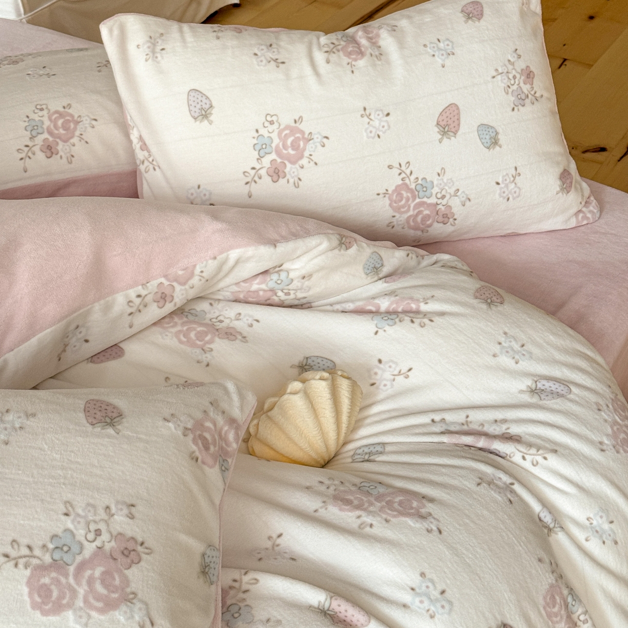 91家纺网 家纺一手货源 找家纺 FORTWO家纺原创设计（FOR TWO家纺） 2025新款烂花小清新牛奶绒绒可爱印花暗合款四件套 莓花坞