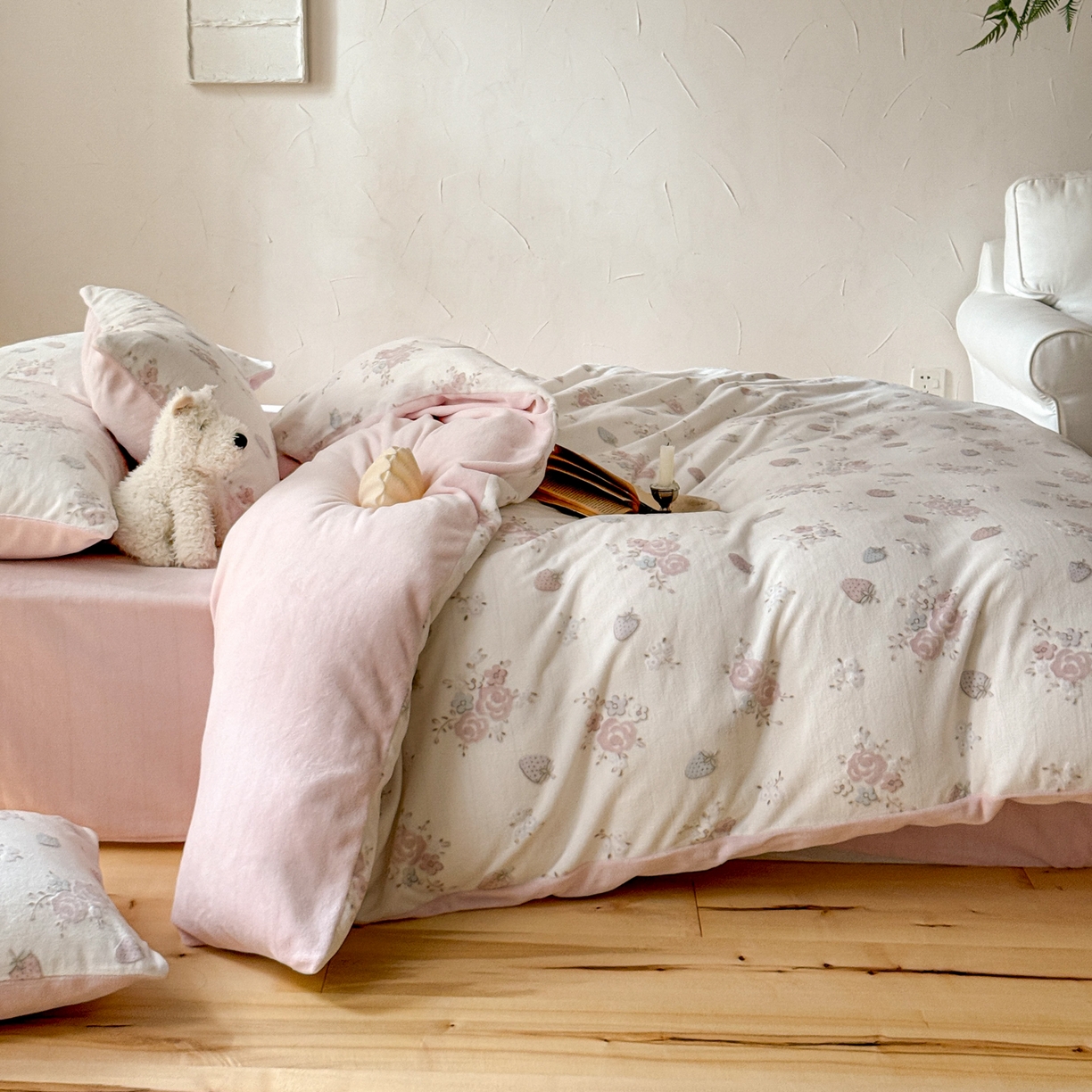 91家纺网 家纺一手货源 找家纺 FORTWO家纺原创设计（FOR TWO家纺） 2025新款烂花小清新牛奶绒绒可爱印花暗合款四件套 莓花坞