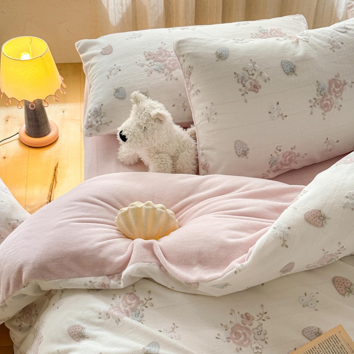 91家纺网 家纺一手货源 找家纺 FORTWO家纺原创设计（FOR TWO家纺） 2025新款烂花小清新牛奶绒绒可爱印花暗合款四件套 莓花坞