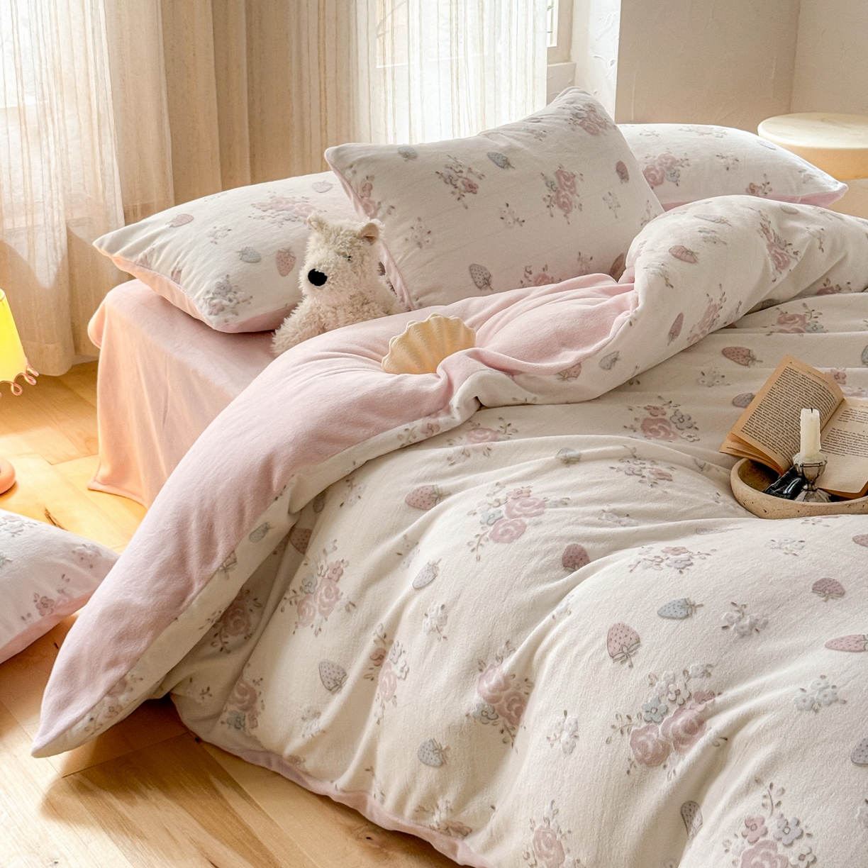 91家纺网 家纺一手货源 找家纺 FORTWO家纺原创设计（FOR TWO家纺） 2025新款烂花小清新牛奶绒绒可爱印花暗合款四件套 莓花坞