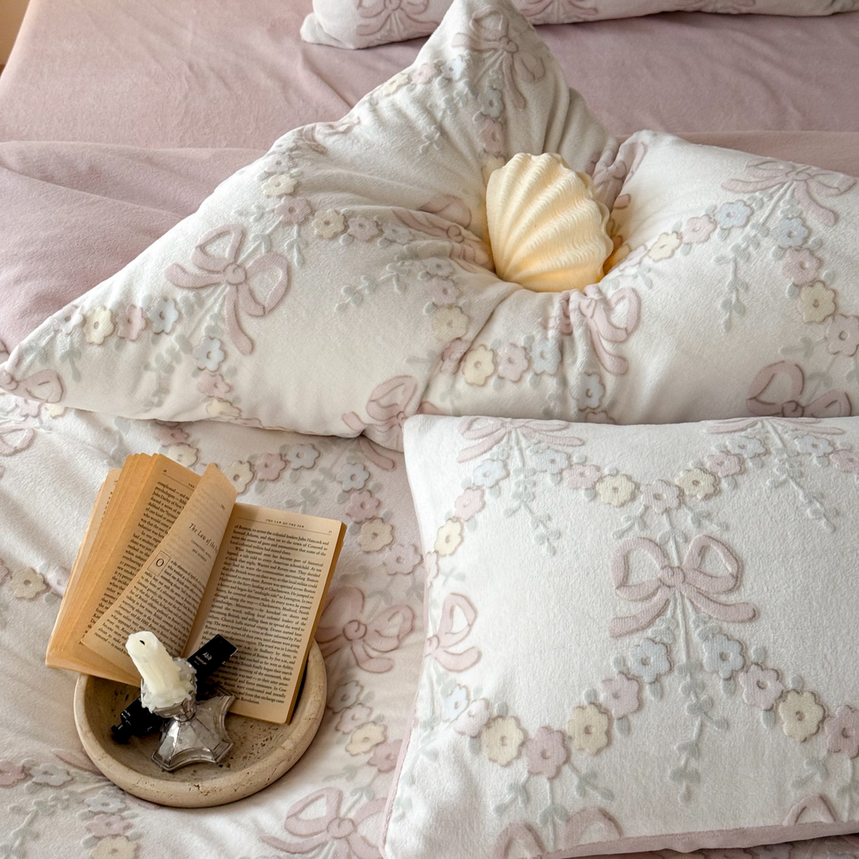 91家纺网 家纺一手货源 找家纺 FORTWO家纺原创设计（FOR TWO家纺） 2025新款烂花小清新牛奶绒绒可爱印花暗合款四件套 织梦