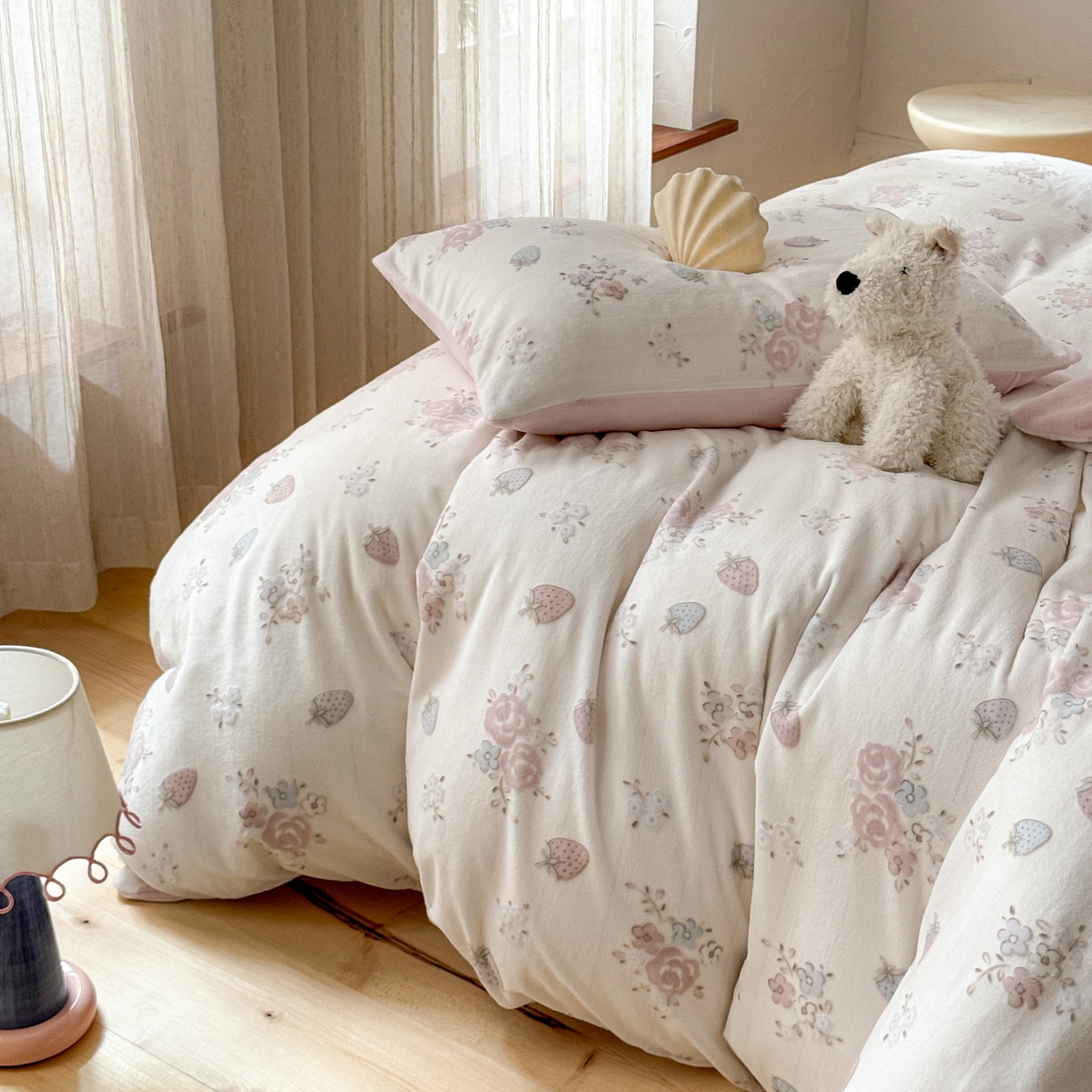 91家纺网 家纺一手货源 找家纺 FORTWO家纺原创设计（FOR TWO家纺） 2025新款烂花小清新牛奶绒绒可爱印花暗合款四件套 莓花坞