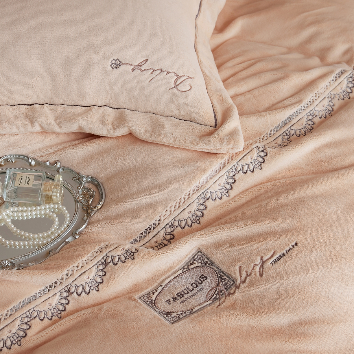 91家纺网 家纺一手货源 找家纺 （总）蓝梦 2025新款亲肤舒适牛奶绒四件套-蔓蒂丝系列